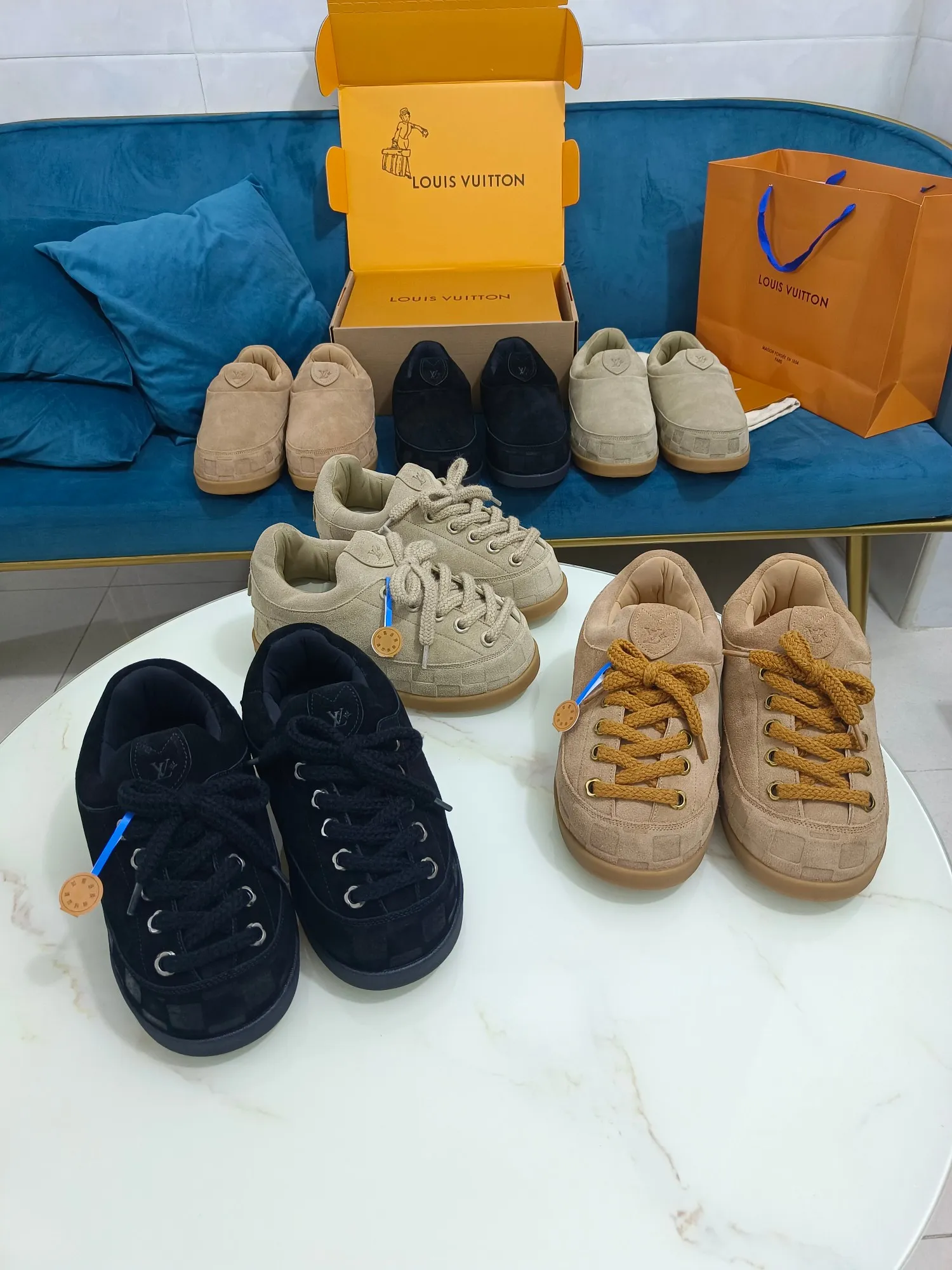 👟👟Ex-factory price 640👟👟 LV YETI slip-on shoes, based on suede cow leather, partially embossed with Nigo's reinterpretation of LV Damier pattern, cleverly echoing the Chinese tradition of taking off shoes when entering the house, and the "small feet" aesthetic is integrated into Chinese street genes. The palm-printed rubber outsole hides the LV letters and Monogram flowers. The exquisite craftsmanship made in Italy shows the brand's heritage in a comfortable slip-on style. The reservation mode adds a unique style, it is traditional and trendy, and it is suitable for couples aged 35-45.